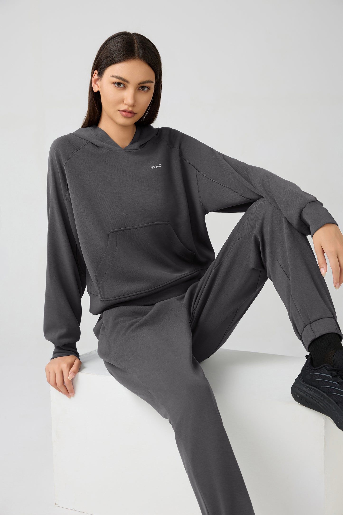 Poza din fata pantaloni gri pentru fitness BYMO