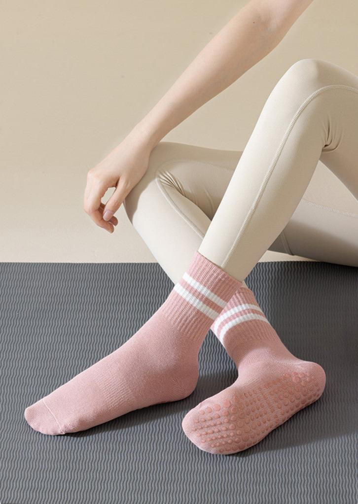 Poza cu sosete lungi roz pentru yoga si pilates cu aderenta ridicata BYMO